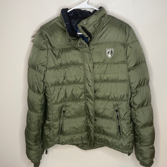 American Eagle Outfitters Jackets & Blazers - American Eagle Green Puffer Jacket with faux fur